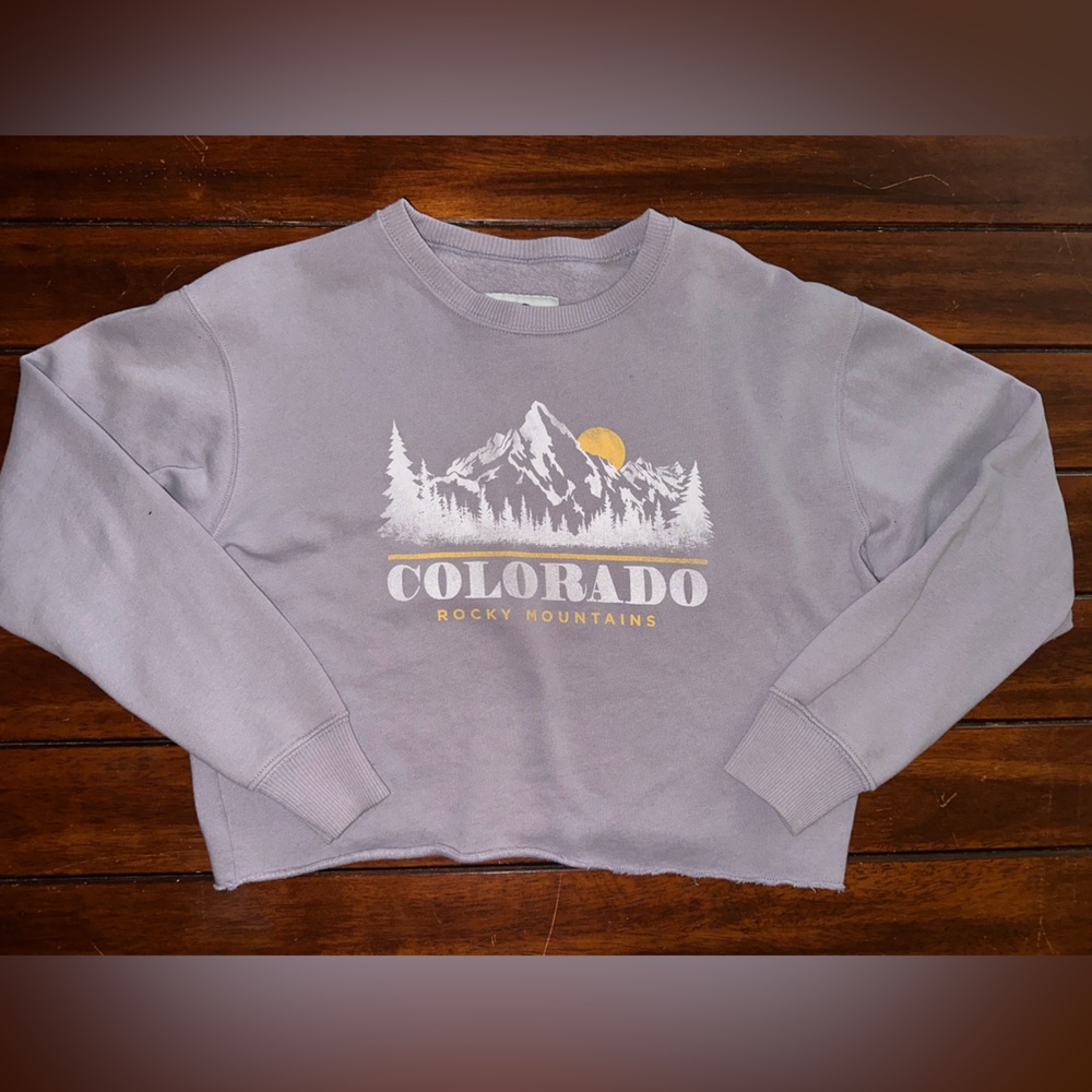 Women’s size medium cropped Hollister sweatshirt